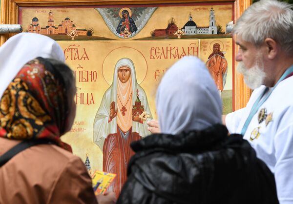 Верующие у иконы святой великой княгини Елизаветы Федоровны у храма Ильи Пророка в селе Ильинское в Московской области Верующие у иконы святой великой княгини Елизаветы Федоровны у храма Ильи Пророка в селе Ильинское в Московской области
