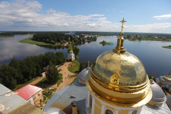 Вид на Нило-Столобенскую пустынь и озеро Селигер с колокольни Богоявленского собора монастыря Вид на Нило-Столобенскую пустынь и озеро Селигер с колокольни Богоявленского собора монастыря