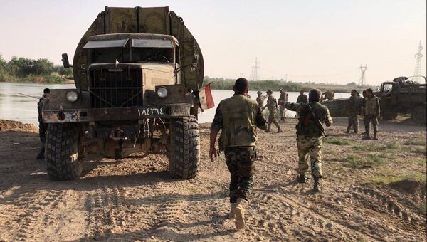 Бойцы сирийской армии во время подготовки к форсированию реки Ефрат в районе города Дейр-эз-Зор. 18 сентября 2017 Бойцы сирийской армии во время подготовки к форсированию реки Ефрат в районе города Дейр-эз-Зор. 18 сентября 2017