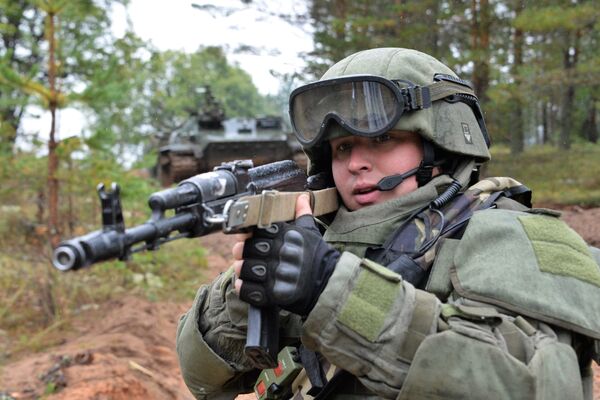 Военнослужащий штурмового инженерно-саперного подразделения вооруженных сил РФ во время учений Запад-2017 Военнослужащий штурмового инженерно-саперного подразделения вооруженных сил РФ во время учений Запад-2017