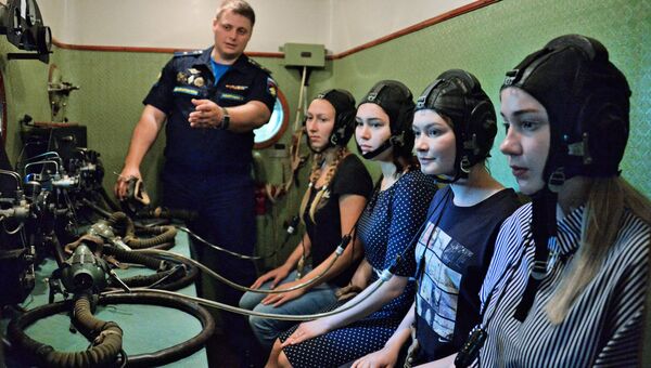 Абитуриентки во время тестирования в барокамере на вступительных испытаниях в Краснодарское высшее военное авиационное училище летчиков Абитуриентки во время тестирования в барокамере на вступительных испытаниях в Краснодарское высшее военное авиационное училище летчиков