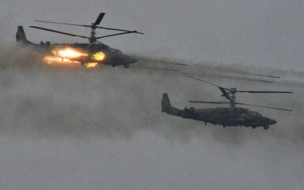Вертолёты Ка-52 Аллигатор во время совместных стратегических учений (ССУ) вооружённых сил России и Белоруссии на Лужском полигоне в Ленинградской области Вертолёты Ка-52 Аллигатор во время совместных стратегических учений (ССУ) вооружённых сил России и Белоруссии на Лужском полигоне в Ленинградской области