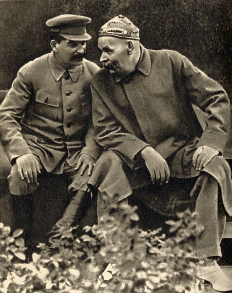 Иосиф Сталин и Максим Горький в скверике на Красной площади. 1931 год. Иосиф Сталин и Максим Горький в скверике на Красной площади. 1931 год.