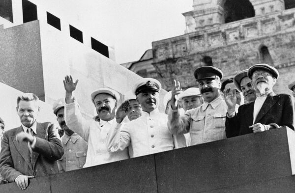 Михаил Калинин, Иосиф Сталин, Климент Ворошилов, Вячеслав Молотов и Максим Горький на трибуне Мавзолея Ленина приветствуют парад физкультурников на Красной площади. 1934 год. Михаил Калинин, Иосиф Сталин, Климент Ворошилов, Вячеслав Молотов и Максим Горький на трибуне Мавзолея Ленина приветствуют парад физкультурников на Красной площади. 1934 год.