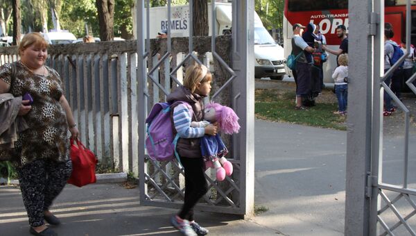 Женщина с ребенком у здания Республиканской клинической больницы в Донецке перед отправкой на лечение в Россию. 19 сентября 2017 Женщина с ребенком у здания Республиканской клинической больницы в Донецке перед отправкой на лечение в Россию. 19 сентября 2017