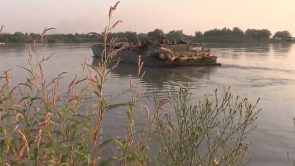 Сирийские военные переправили бронетехнику и машины через Евфрат Сирийские военные переправили бронетехнику и машины через Евфрат