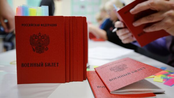 Оформление военных билетов перед отправкой призывников в сборный пункт Оформление военных билетов перед отправкой призывников в сборный пункт