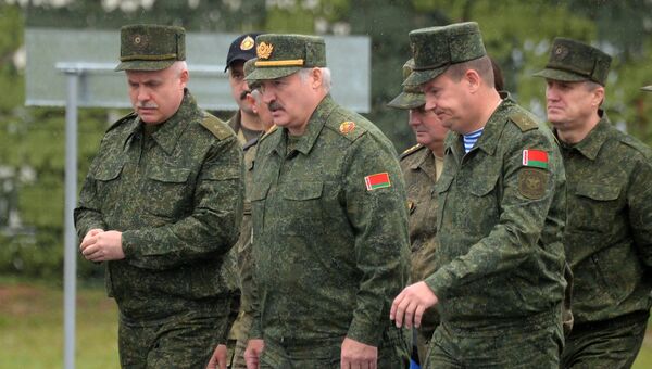 Президент Белоруссии Александр Лукашенко во время совместных стратегических учений вооруженных сил Республики Белоруссия и Российской Федерации Запад-2017. 20 сентября 2017 Президент Белоруссии Александр Лукашенко во время совместных стратегических учений вооруженных сил Республики Белоруссия и Российской Федерации Запад-2017. 20 сентября 2017