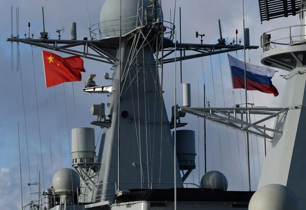 Государственные флаги России и Китая на эсминце Ши Цзячжуан во время учений Морское взаимодействие - 2017. 22 сентября 2017 Государственные флаги России и Китая на эсминце Ши Цзячжуан во время учений Морское взаимодействие - 2017. 22 сентября 2017