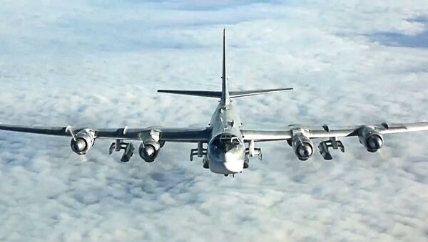 Стратегический бомбардировщик-ракетоносец Ту-95МС наносит удары крылатыми ракетами Х-101 по объектам террористов в Сирии. 26 сентября 2017 Стратегический бомбардировщик-ракетоносец Ту-95МС наносит удары крылатыми ракетами Х-101 по объектам террористов в Сирии. 26 сентября 2017