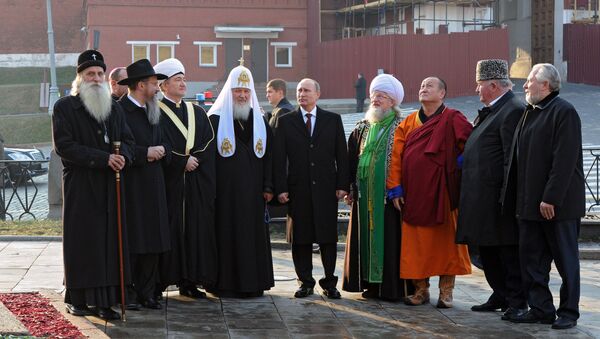 Лидеры религиозных конфессий и президент Путин на Красной площади. Архивное фото Лидеры религиозных конфессий и президент Путин на Красной площади. Архивное фото