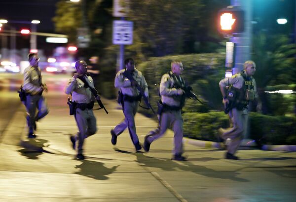 Сотрудники полиции на месте стрельбы у казино Mandalay Bay в Лас-Вегасе, США. 2 октября 2017 Сотрудники полиции на месте стрельбы у казино Mandalay Bay в Лас-Вегасе, США. 2 октября 2017