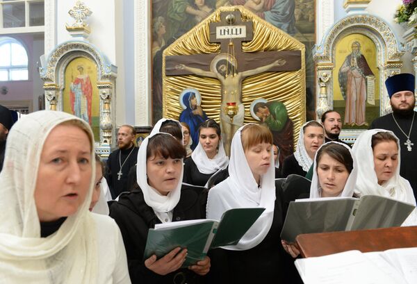 Певчие во время совершения чина освящения Успенского кафедрального собора в Ташкенте Певчие во время совершения чина освящения Успенского кафедрального собора в Ташкенте