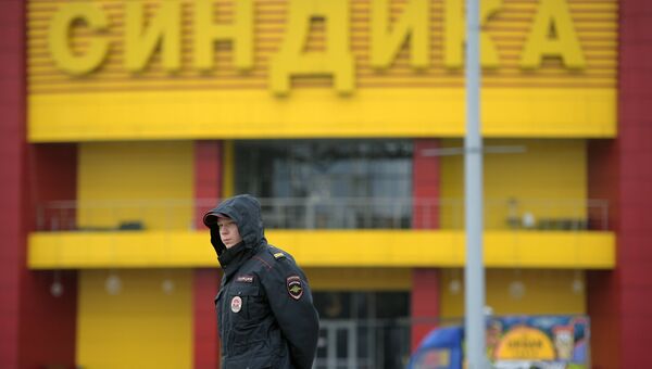 Сотрудник полиции на месте ликвидации последствий пожара на строительном рынке Синдика Сотрудник полиции на месте ликвидации последствий пожара на строительном рынке Синдика