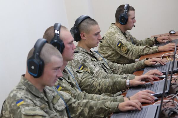 Украинские военнослужащие в центре имитационного моделирования боевых действий во время учений Rapid Trident-2017 на Яворовском полигоне в Львовской области Украинские военнослужащие в центре имитационного моделирования боевых действий во время учений Rapid Trident-2017 на Яворовском полигоне в Львовской области