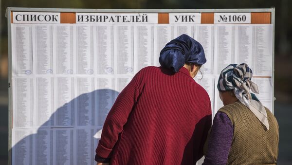 Женщины ищут свои фамилии в списке избирателей на избирательном участке в Бишкеке, чтобы проголосовать на выборах президента Киргизии. 15 октября 2017 Женщины ищут свои фамилии в списке избирателей на избирательном участке в Бишкеке, чтобы проголосовать на выборах президента Киргизии. 15 октября 2017