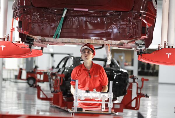 Сотрудник на заводе Tesla в Фримонте, штат Калифорния Сотрудник на заводе Tesla в Фримонте, штат Калифорния