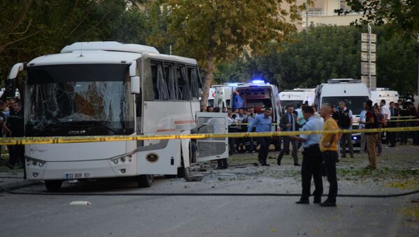 Полицейские на месте, где бомба попала в автобус с полицейскими в Мерсине, Турция. 17 октября 2017 Полицейские на месте, где бомба попала в автобус с полицейскими в Мерсине, Турция. 17 октября 2017