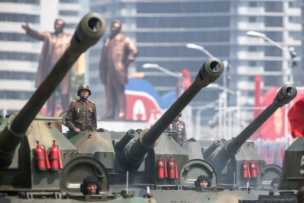 122-мм самоходные пушки М-1991 на бронированном шасси Чучхе-по Корейской народной армии во время парада в Пхеньяне 122-мм самоходные пушки М-1991 на бронированном шасси Чучхе-по Корейской народной армии во время парада в Пхеньяне