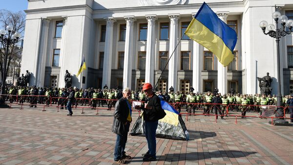 Сторонники политических реформ и сотрудники правоохранительных органов у здания Верховной рады Украины в Киеве. Архивное фото Сторонники политических реформ и сотрудники правоохранительных органов у здания Верховной рады Украины в Киеве. Архивное фото