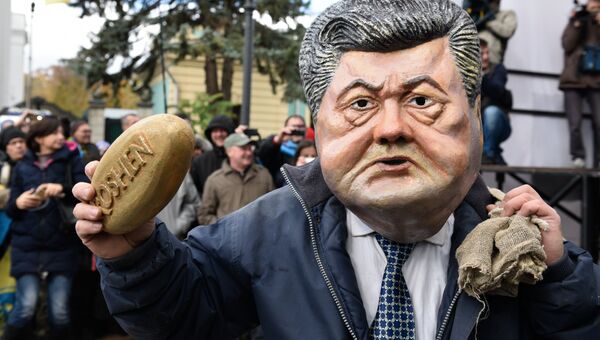 Ряженый в костюме президента Украины Петра Порошенко во время вече у здания Верховной рады в Киеве Ряженый в костюме президента Украины Петра Порошенко во время вече у здания Верховной рады в Киеве