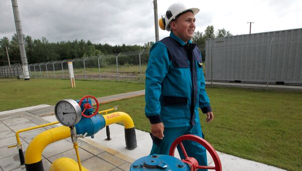 Рабочий на газокомпрессорной станции в Полтавской области Украины Рабочий на газокомпрессорной станции в Полтавской области Украины