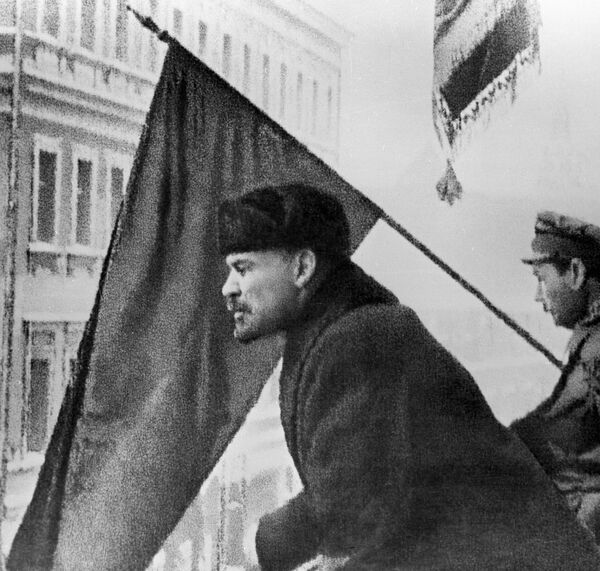 Владимир Ильич Ленин выступает с балкона Моссовета на митинге протеста против убийства вождей германского пролетариата К. Либкнехта и Р. Люксембург Владимир Ильич Ленин выступает с балкона Моссовета на митинге протеста против убийства вождей германского пролетариата К. Либкнехта и Р. Люксембург