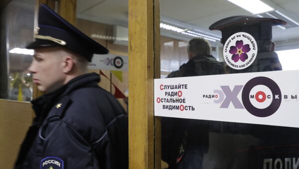 Сотрудник полиции на месте нападения на ведущую Эхо Москвы Татьяну Фельгенгауэр. 23 октября 2017 Сотрудник полиции на месте нападения на ведущую Эхо Москвы Татьяну Фельгенгауэр. 23 октября 2017