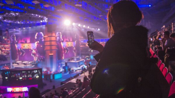 Болельщица во время киберспортивного турнира EPICENTER 2017 CS:GO в СК Юбилейный в Санкт-Петербурге Болельщица во время киберспортивного турнира EPICENTER 2017 CS:GO в СК Юбилейный в Санкт-Петербурге