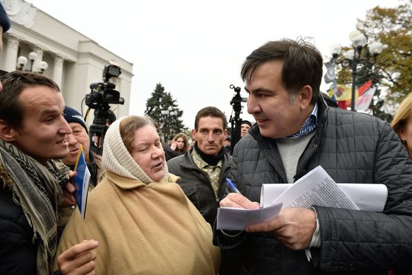 Михаил Саакашвили раздает автографы на вече у здания Верховной рады в Киеве. 29 октября 2017 Михаил Саакашвили раздает автографы на вече у здания Верховной рады в Киеве. 29 октября 2017
