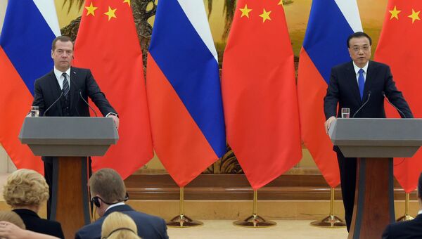 Председатель правительства РФ Дмитрий Медведев и премьер Государственного совета КНР Ли Кэцян на совместной пресс-конференции в Пекине. 1 ноября 2017 Председатель правительства РФ Дмитрий Медведев и премьер Государственного совета КНР Ли Кэцян на совместной пресс-конференции в Пекине. 1 ноября 2017