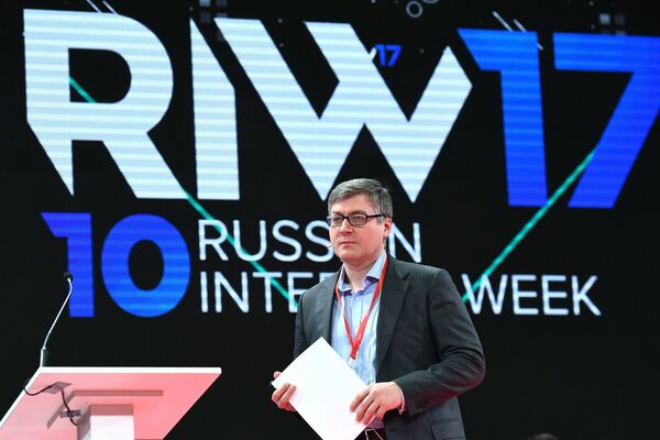 Президент Медиа-коммуникационный союз (МКС) Павел Степанов выступает на форуме Цифровая экономика: сегодня. Пост-информационное общество: завтра или послезавтра? в рамках Russian Internet Week (Неделя российского интернета / RIW) в центральном выставочном комплексе Экспоцентр в Москве Президент Медиа-коммуникационный союз (МКС) Павел Степанов выступает на форуме Цифровая экономика: сегодня. Пост-информационное общество: завтра или послезавтра? в рамках Russian Internet Week (Неделя российского интернета / RIW) в центральном выставочном комплексе Экспоцентр в Москве