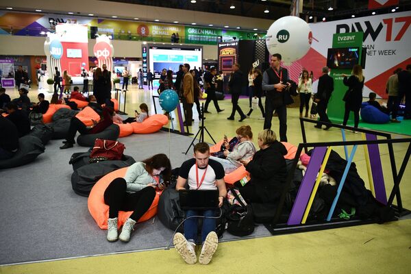 Посетители на Russian Internet Week (Неделя российского интернета / RIW) в центральном выставочном комплексе Экспоцентр в Москве Посетители на Russian Internet Week (Неделя российского интернета / RIW) в центральном выставочном комплексе Экспоцентр в Москве