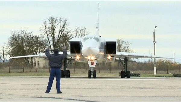 Бомбардировщик Ту-22М3 ВКС РФ готовится к взлету для выполнения операции по нанесению авиаударов по объектам террористов в провинции Дейр-эз-Зор Бомбардировщик Ту-22М3 ВКС РФ готовится к взлету для выполнения операции по нанесению авиаударов по объектам террористов в провинции Дейр-эз-Зор
