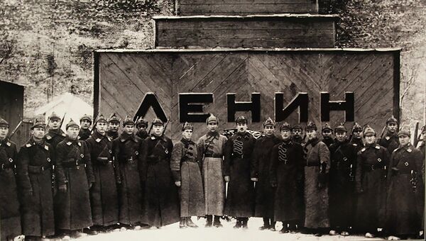 Караул 1-й Советской объединённой военной школы РККА им. ВЦИК у временного мавзолея. Фотография 1924 г. Караул 1-й Советской объединённой военной школы РККА им. ВЦИК у временного мавзолея. Фотография 1924 г.
