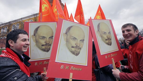 Участники акции на Красной площади во время церемонии возложения цветов и венков к мавзолею В.И. Ленина в день 140-й годовщины со дня рождения вождя пролетариата Участники акции на Красной площади во время церемонии возложения цветов и венков к мавзолею В.И. Ленина в день 140-й годовщины со дня рождения вождя пролетариата
