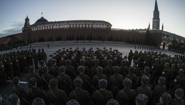 Военнослужащие во время репетиции марша, посвященного 76-й годовщине военного парада на Красной площади 7 ноября 1941 года Военнослужащие во время репетиции марша, посвященного 76-й годовщине военного парада на Красной площади 7 ноября 1941 года