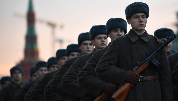 Военнослужащие во время репетиции марша, посвященного 76-й годовщине военного парада на Красной площади 7 ноября 1941 года Военнослужащие во время репетиции марша, посвященного 76-й годовщине военного парада на Красной площади 7 ноября 1941 года