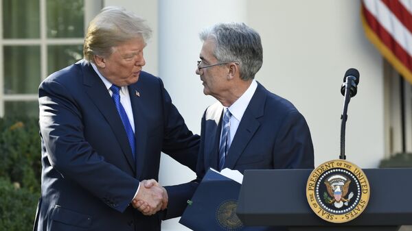 Президент США Дональд Трамп пожимает руку Джерому Пауэллу в Белом доме. 2 ноября 2017 Президент США Дональд Трамп пожимает руку Джерому Пауэллу в Белом доме. 2 ноября 2017