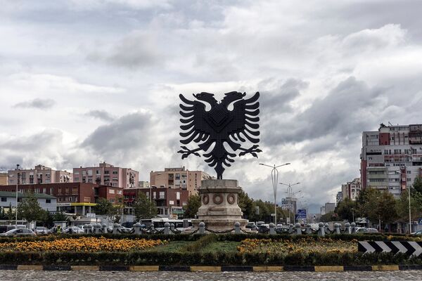 Герб Албании на одной из площадей в Тиране Герб Албании на одной из площадей в Тиране