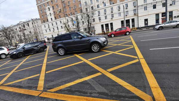 Сетчатая дорожная разметка (вафельница) на перекрестке в Москве Сетчатая дорожная разметка (вафельница) на перекрестке в Москве