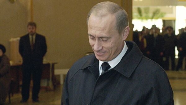 Президент РФ Владимир Путин во время голосования на избирательном участке в день выборов президента Российской Федерации Президент РФ Владимир Путин во время голосования на избирательном участке в день выборов президента Российской Федерации