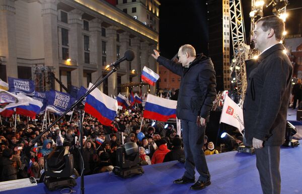 Президент России Дмитрий Медведев и премьер-министр РФ, кандидат в президенты Владимир Путин на митинге на Манежной площади в Москве. 2012 год Президент России Дмитрий Медведев и премьер-министр РФ, кандидат в президенты Владимир Путин на митинге на Манежной площади в Москве. 2012 год