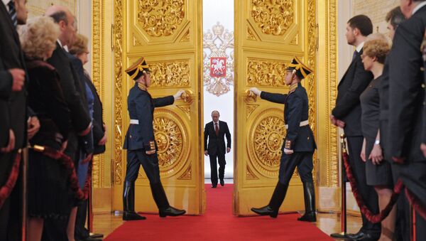Избранный президент РФ Владимир Путин входит в Андреевский зал Большого Кремлевского дворца во время церемонии инаугурации. 7 мая 2012 Избранный президент РФ Владимир Путин входит в Андреевский зал Большого Кремлевского дворца во время церемонии инаугурации. 7 мая 2012