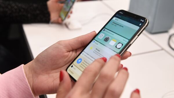 Покупатели рассматривают новый смартфон iPhone X в магазине re:Store на Тверской улице в Москве Покупатели рассматривают новый смартфон iPhone X в магазине re:Store на Тверской улице в Москве