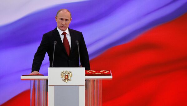 Избранный президент РФ Владимир Путин произносит текст присяги во время церемонии инаугурации. 7 мая 2012 год Избранный президент РФ Владимир Путин произносит текст присяги во время церемонии инаугурации. 7 мая 2012 год