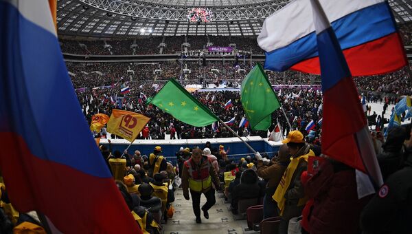 Зрители на митинг-концерте Россия объединяет! на большой спортивной арене Лужники в Москве. 4 ноября 2017 Зрители на митинг-концерте Россия объединяет! на большой спортивной арене Лужники в Москве. 4 ноября 2017