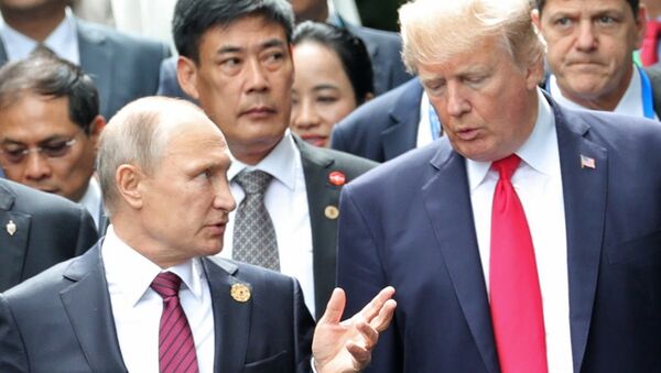 Президент РФ Владимир Путин и президент США Дональд Трамп перед рабочим заседанием лидеров экономик форума Азиатско-Тихоокеанского экономического сотрудничества. 11 ноября 2017 Президент РФ Владимир Путин и президент США Дональд Трамп перед рабочим заседанием лидеров экономик форума Азиатско-Тихоокеанского экономического сотрудничества. 11 ноября 2017