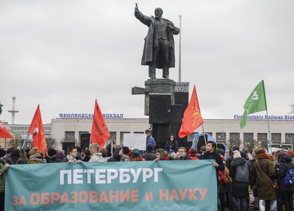 Участники митинга За образование и науку на площади Ленина в Санкт-Петербурге. 11 ноября 2017 Участники митинга За образование и науку на площади Ленина в Санкт-Петербурге. 11 ноября 2017