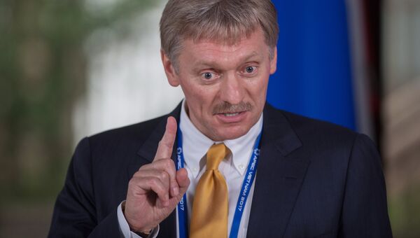 Дмитрий Песков во время пресс-подхода президента РФ Владимира Путина на форуме АТЭС. 11 ноября 2017 Дмитрий Песков во время пресс-подхода президента РФ Владимира Путина на форуме АТЭС. 11 ноября 2017